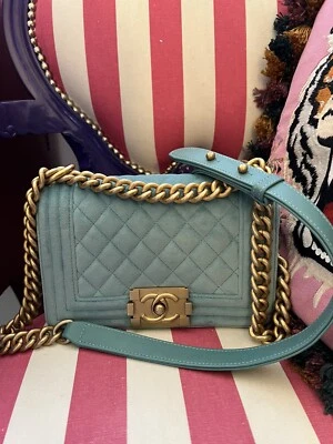 Bolso Chanel Boy Terciopelo y Piel de Cordero Azul Claro Pequeño con Solapa con Herrajes Dorados Foto 1 de 4