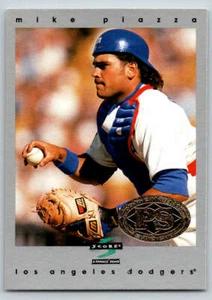 1997 Score Premium Stock #22 Mike Piazza (ref 220232) - Picture 1 of 2
