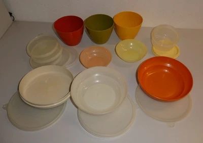 Biete neun Tupperware-Behältnisse an, alle mit Deckel_TOP_verschiedene Größen - Bild 1 von 4