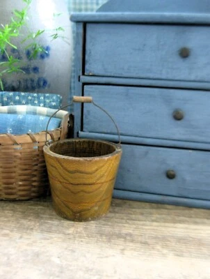 Cubo de cubo de madera de guisante antiguo antiguo pequeño vendedor tamaño de muestra pintado en grano Foto 1 de 4