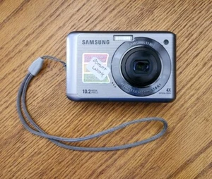 Samsung ES20 10.2MP Digital Point & Shoot Camera FOR PARTS/REPAIR - Bild 1 von 3