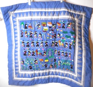 Colgante de pared acolchado de tela Hmong Story vietnamita bordado 32 1/2" x 30 1/2" - Imagen 1 de 13