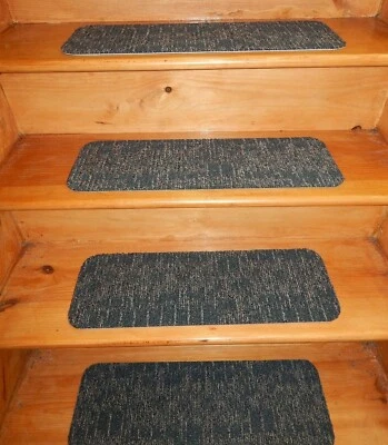Alfombra de escalera interior de 13 peldaños 8" x 24". Foto 1 de 4