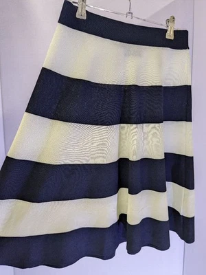 Falda acampanada Burberry etiqueta azul talla 38 diseño a rayas azul marino crema Foto 1 de 4