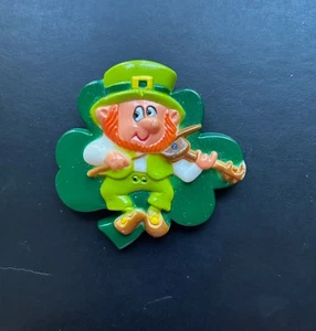 Russ PIN St Patrick LEPRECHAUN Fiddler Shamrock Vintage 1970s IRISH Brooch - Picture 1 of 2