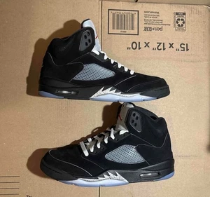 Taglia 11,5 - Air Jordan 5 Retro OG Nero Metallizzato Reimmaginato - Foto 1 di 7
