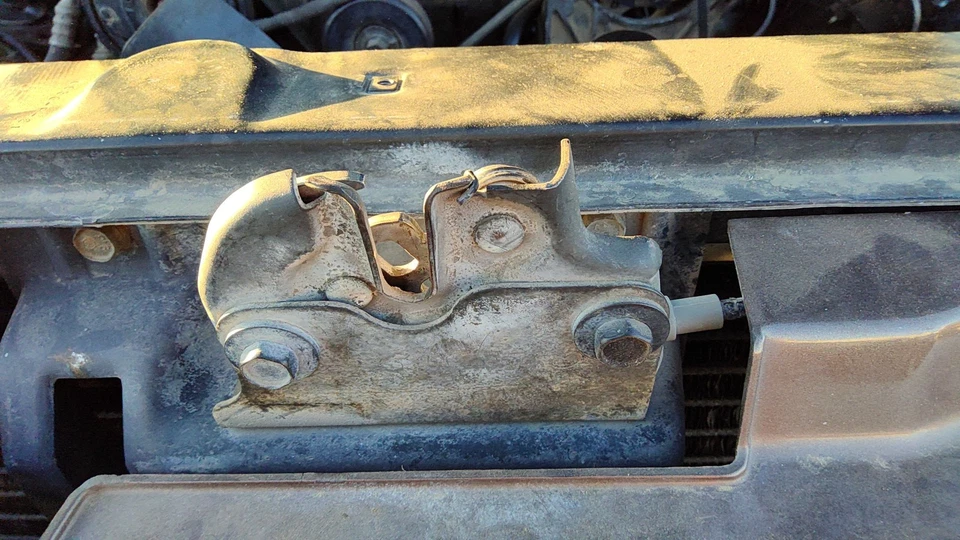 Оригинальная защелка капота в сборе с кронштейном для Chevy Suburban 1992-1994 годов выпуска 15029224 - Изображение 1 из 4