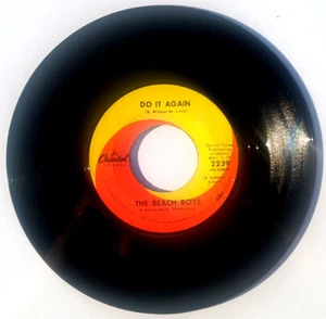 THE BEACH BOYS - Do It Again / Wake the World - 45 rpm 1968 Capitol 2239 Surf - Imagen 1 de 4