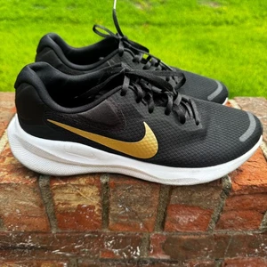 Nike Women's 8.5 Revolution 7 Athletic Running Shoes Sneakers Black Gold Logo - Picture 1 of 9