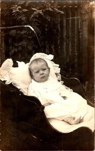 Foto Real Postal RPPC Bebé en Carruaje de Mimbre Jardín Retrato c1905 - Imagen 1 de 2