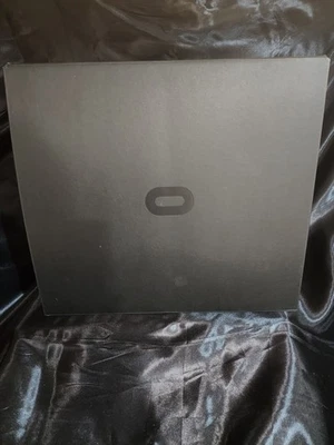 Oculus Rift S VR Headset with 2 Handheld Controllers/Cables & VR stand - Image 1 of 4