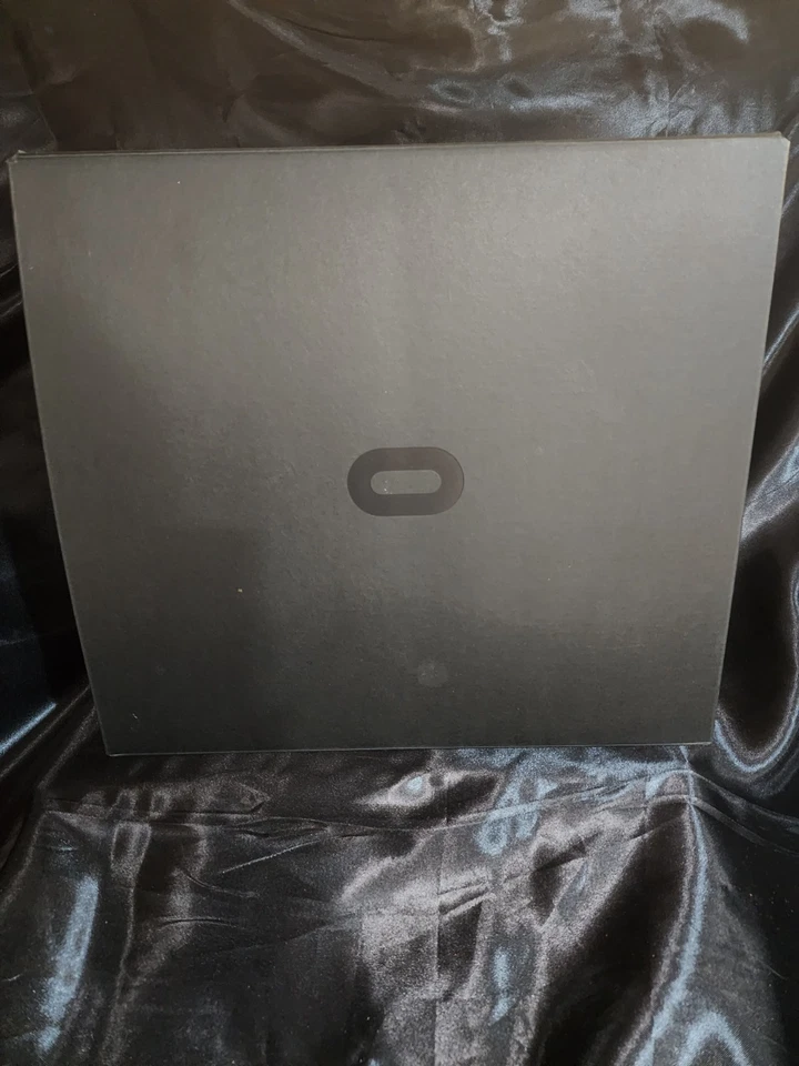 Oculus Rift S VR Headset with 2 Handheld Controllers/Cables & VR stand - Image 1 of 4