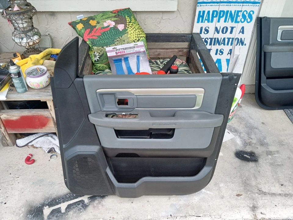 Черная/серая внутренняя отделочная панель передней двери 2016 Ram1500 со стороны прохода  - Изображение 1 из 1