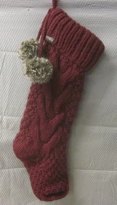 Medias de Navidad UGG clásicas tejidas con cable marfil con pompones marrones Foto 1 de 4