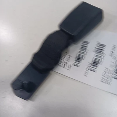 Cierre de hebilla del cinturón de seguridad trasero central Fiat 500 {33024047-A} 2014 2015 2016 Foto 1 de 4