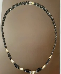 Vintage zierliche weiße Süßwasserperlen, schwarzer Hämatit goldfarbene Perlenkette 18 Zoll - Bild 1 von 3