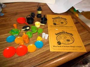 VINTAGE 1970's SUNSHINE FAMILY KITCHEN & CAMPING 25+ ACCESSORIES W/ 2 IDEA BOOKS - Picture 1 of 5