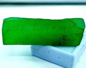Pietra preziosa grezza smeraldo etiope verde naturale non tagliata certificata 284 ct - Foto 1 di 3