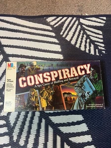 Vintage 1982 Milton Bradley Conspiracy A Spy Game Of Bluffen and Betrayal - Bild 1 von 12