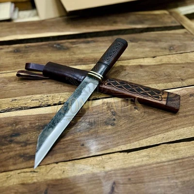 Cuchillo de saxo vikingo forjado a mano, mango de nudo celta, con vaina de madera Foto 1 de 4