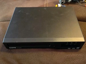 Lettore DVD Sanyo FWDP105F testato e funzionante cavi e alimentatore incl. Senza telecomando - Foto 1 di 12