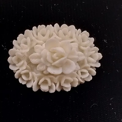 Broche estilo celuloide moldeado blanco estilo tallado 1" diseño flor ovalada vintage Foto 1 de 4