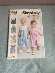 Simplicity - 9484 - Pagliaccetto per neonati con varianti di maniche - Foto 1 di 2