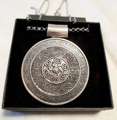 Collana con GRANDE CIONDOLO ETNICO in ARGENTO TIBETANO  - Immagine 1 di 4