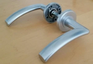 Satin effect solid metal handles. New - Picture 1 of 8