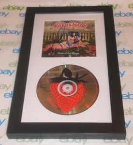 KATY PERRY SIGNIERT & GERAHMT EINER DER JUNGEN TOLLE CD DISPLAY AUTOGRAMM COA - Bild 1 von 5