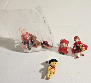 Lot of Hallmark Figures & Dept 56 North Pole Series Santa's Visiting Center #564 - Bild 1 von 2
