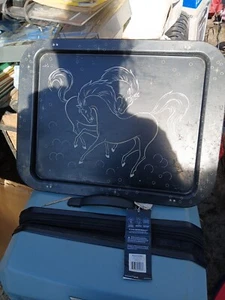 Seltenes TV-Tablett aus Metall mit goldfarbenem & schwarzem Pferdemuster 50er Jahre  - Bild 1 von 12