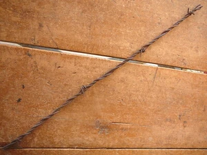 GLIDDENS 2-PT MEDIUM GAUGE 3-LINE TWO TWISTED WITH ONE  - ANTIQUE BARBED WIRE - Picture 1 of 4