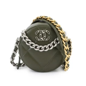 Bolso de hombro Chanel 19 redondo con cadena sin asas de cuero caqui AP0945 90300561 - Imagen 1 de 10