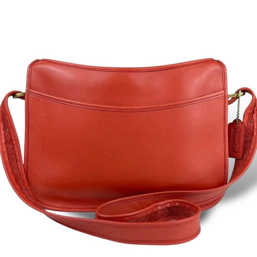 Vecchia borsa a tracolla Coach in pelle arancione tono oro ferramenta con ciondolo tracolla buona