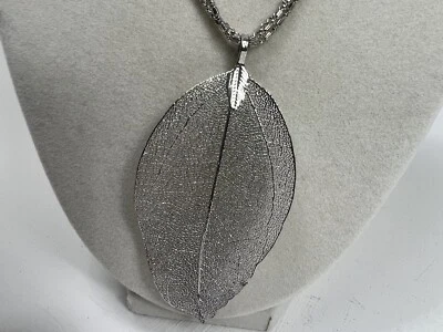 Collar BOHO de 3 hebras hoja de encaje de metal tono plata realista temporada otoño nuevo con etiquetas Foto 1 de 4