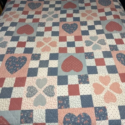 Лоскутное покрывало для коттеджа 65x85 пастель с цветочным узором в виде сердец розовое и синее - Изображение 1 из 4