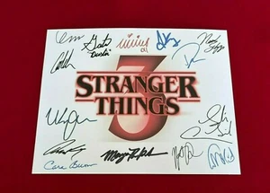 Stranger Things Stagione 3 Carta Titolo Cast-Firmata- 8,5x11- Ristampe Autografe - Foto 1 di 6