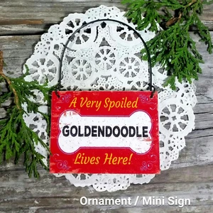  Holz Hund Ornament Mini Schild VERDORBEN GOLDENDOODLE lebt hier Geschenk USA  - Bild 1 von 5