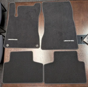 Fußmatten Velours Schwarz für Mercedes CLA Klasse 118 ORIGINAL A24768001029J74 - Bild 1 von 3