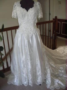 MOORI LEE WHITE WEDDING SHORT SLEEVE BEADED LONG TRAINED DRESS GOWN SIZE 12  - Picture 1 of 10