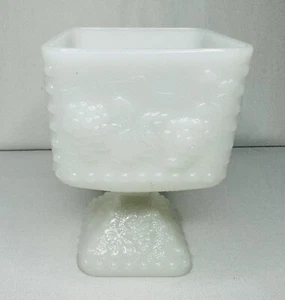 Vintage weiß Milchglas quadratisch Standfuß Süßigkeiten Nuss Schale Ernte Traubenmuster - Bild 1 von 4