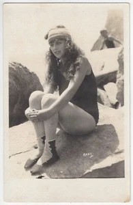 1920 Risqué FOTO REAL - Sexy, Juvenil, Chica Bohemia en Traje de Baño, Sombrero - Imagen 1 de 2