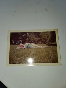 Fotografía a color 1960 joven tomando el sol en un campo de hierba - Imagen 1 de 8