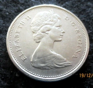 1975 QUEEN ELIZABETH ll CANADIAN 25 CENT CARILOU SILVER COIN CIRCULATED - Picture 1 of 2