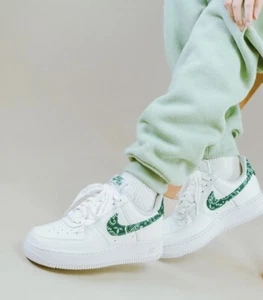 Nike Air Force 1 Low '07 ESS White Green Paisley Woman’s Size 8 (DH4406-102) - Picture 1 of 4