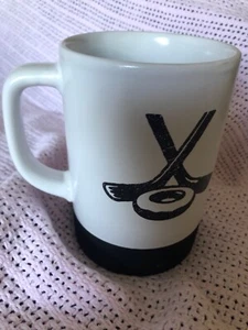 Taza de hockey Tim Hortons con fondo de goma Puck negra 2 palos y donut usada - Imagen 1 de 1