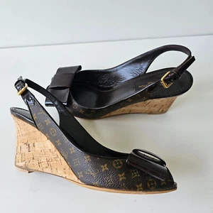 Louis Vuitton Monogram Canvas Kork Keilabsatz Peeptoe Sandalen 37 - Bild 1 von 15