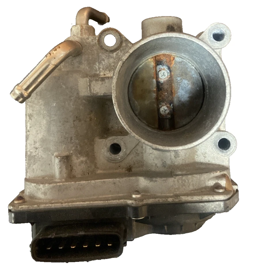 2007 Toyota Yaris Throttle Body 22030-21030 OEM - Image 1 of 4