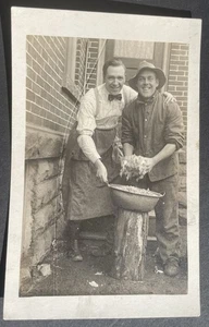 Happy Brothers Back Stoop salsicciai rppc circa 1910 vera foto cartolina - Foto 1 di 2